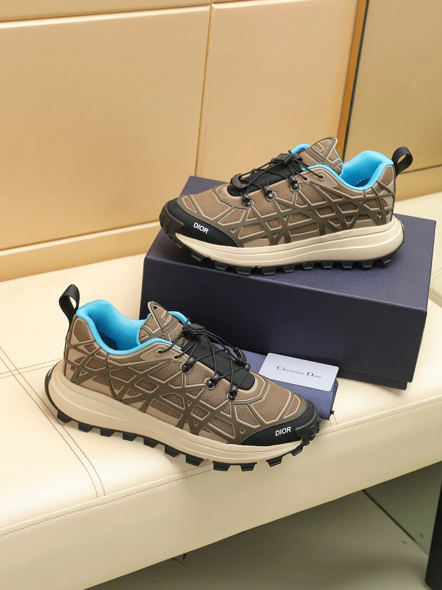 Men's Men's Shoes 💰520 [New Style] 🏍️🏍️Dior-B31 RUNNER sneakers highlight the fashionable silhouette, decorated with curved cannage pattern, reinterpreting classic patterns in a structural style, enriching Dior's 2023 summer men's wear series. Meticulously crafted using the advanced craftsmanship of hiking shoes, it blends outdoor culture with Dior heritage. Code number 38-45, multiple colors available, 38-44 (45 can be customized